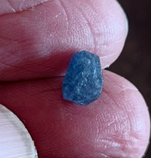 Saphir bleu brut 2 carats. Madagascar. Corindon bleu non chauffé. Minéraux réf7