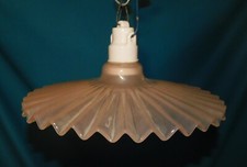 ANCIENNE GROSSE SUSPENSION LUSTRE . TULIPE EN VERRE ROSE A DENTELLES  .  ø 33 cm