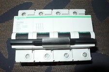 DISJONCTEUR TETRAPOLAIRE 63A