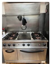 piano de cuisson metro inox au gaz quatre feux  four avec hotte inox