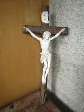 Grand Christ ancien en plâtre sur une croix en bois signé Rogeau