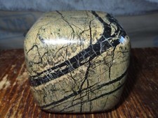 cube en pierre polie marbre forest brown