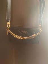 Sac Guess matelassé Gracelyn porté en bandoulière 