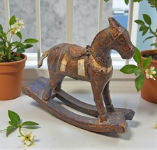 Figurine De Cheval À Bascule