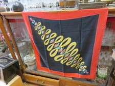 ancien veritable foulard carré MUST DE CARTIER VINTAGE  en soie ROUGE