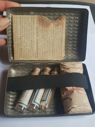 Ancienne trousse secours - de,