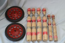 Partie de jeu d'enfant,quilles bois, roues