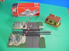  PASSAGE A NIVEAU ELECTRIQUE 676 +RAIL + MAISON GARDE BARRIERE + BOITE JOUEF HO