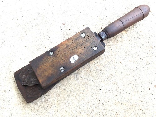 Old tool outil - ),