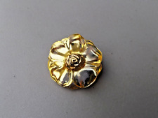 Kenzo Ancienne broche pendentif fleur en métal doré et résine jaune vintage