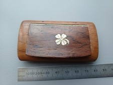 Tabatière ancienne en bois d'olivier, motif trèfle 4 feuilles en argent.