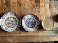1 tasse à thé et 2 soucoupes Creil et Montereau modèle 688 décor japonisant