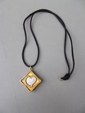 YVES SAINT LAURENT Pendentif Collier Yves Saint Laurent Opium Vintage