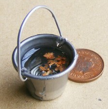 Seau En Métal Moyen De Maison