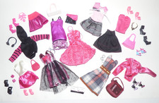 LOT 11 VETEMENTS + 25 ACCESSOIRES POUR BARBIE ANNEES 2000 / NO MATTEL/ EXLT ETAT