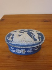 Boite à bijoux ovale porcelaine jasperware style Wedgwood bleue et blanche