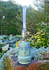Ancienne LAMPE à pétrole PORCELAINE céladon FORME et DECOR particuliers H.48,5cm