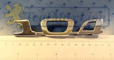 Monogramme 104 (138 x 30 mm) en métal chromé Peugeot 104 (capot AV)