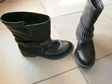 BOTTINES NOIRES POINTURE 38 MARQUE ETAM LANIERES CLOUTEES A HAUTEUR DES CHEVILLE