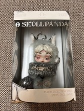 Pendentif poupée en peluche