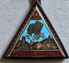 Pucelle - insigne — Territoire des oasis — métal et émail - monté sur cuir.