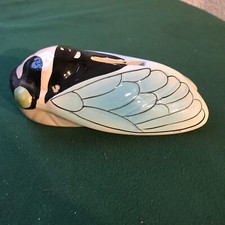 TIRELIRE CIGALE PROVENCALE EN CERAMIQUE / BLEU BLANC NOIR N° 22