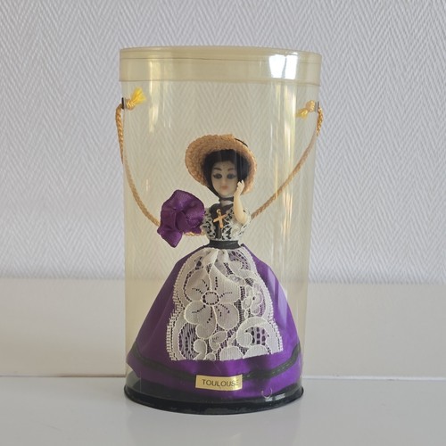 Poupée miniature costume