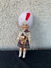 Poupée de Collection Vintage - Garde Écossais avec Uniforme Traditionnel et Bon