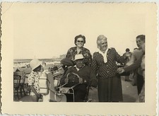 PHOTO ANCIENNE - VINTAGE SNAPSHOT - JOUET HOMME CHEVAL À PÉDALES DRÔLE - HORSE