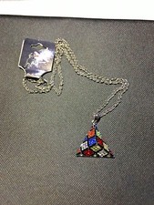  Collier triangle 3D neuf avec