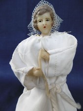 POUPEE ANCIENNE EN CIRE - COMMUNIANTE SUR BOITE DE DRAGEES - HAUTEUR 17 CM (2)