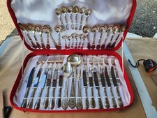 Ménagère Service 51 couverts vintage décorés en inox dans coffret rouge