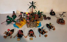 LOT PLAYMOBIL REPERE DES PIRATES-  ILES- BARQUES- TRESOR- CANONS