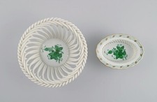 Deux bols Herend en porcelaine ajourée avec fleurs peintes à la main.