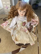 poupée ancienne en porcelaine Vintage Avec Son Fauteuil En Osier