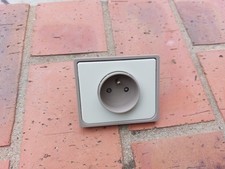 Arnould 1001 Prise 2 pôles + terre Blanc / Gris 