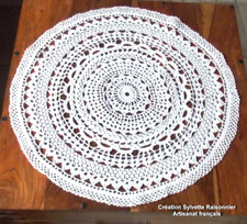 NAPPERON ROND CROCHETSYLVETTE RAISONNIER ARTISANAT FRANCAIS48 cm ECRU***