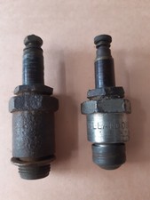 2 Anciennes BOUGIES d'allumage une RENAULT type N1 années 30 La 2ème sans Marque