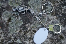 560.885   PORTE  CLE  MENOTTE PISTOLET  REVOLVER FLINGUE  POLICE GENDARMERIE 