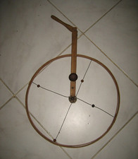 Ancien Jouet en Bois à pousser Cerceau à Timbres