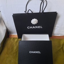 Boite CHANEL vide un peu rayé