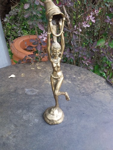 Une statuette bronze - une,