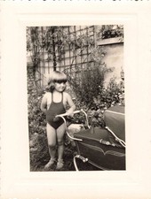 ANCIENNE PHOTOGRAPHIE FILLETTE EN SALOPPE DANS LE JARDIN AVEC SON LANDEAU