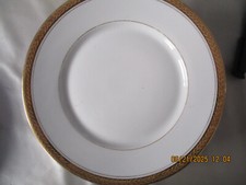 9 assiettes en porcelaine blanche de qualité à liseré doré 18.5 cm