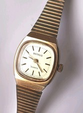 Montre à quartz femme Benrus design luxe ton or bracelet en acier inoxydable