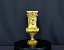 Vase en bronze doré signé F