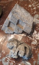 Fragments de sculpture médiévale et héraldique