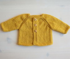 NEUF : gilet / brassière taille naissance tricoté main, couleur curry