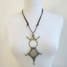 Grande Croix d'Agadez Touareg en Métal Blanc 15,7 cm sur Cordon de Cuir