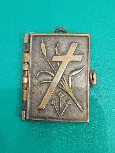 Pendentif livret miniature